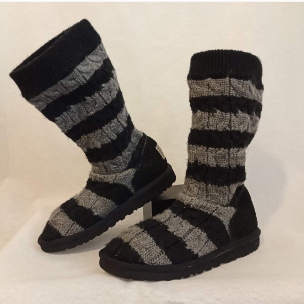 SOLD  Girls UGGS size 4